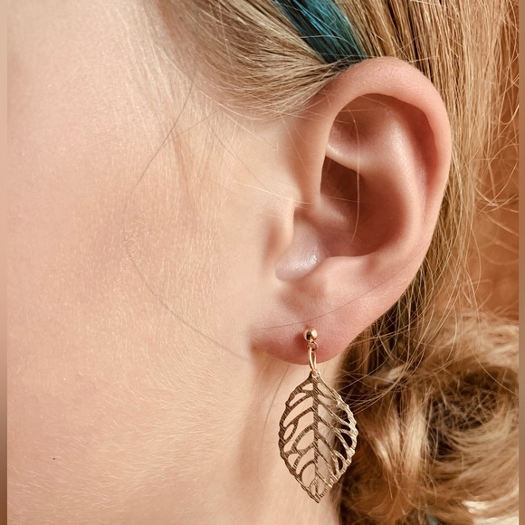 ✨NWT ✨18K Gold Stud Leaf Minimal Bohemian Earrings✨Handcrafted - Picture 3 of 4